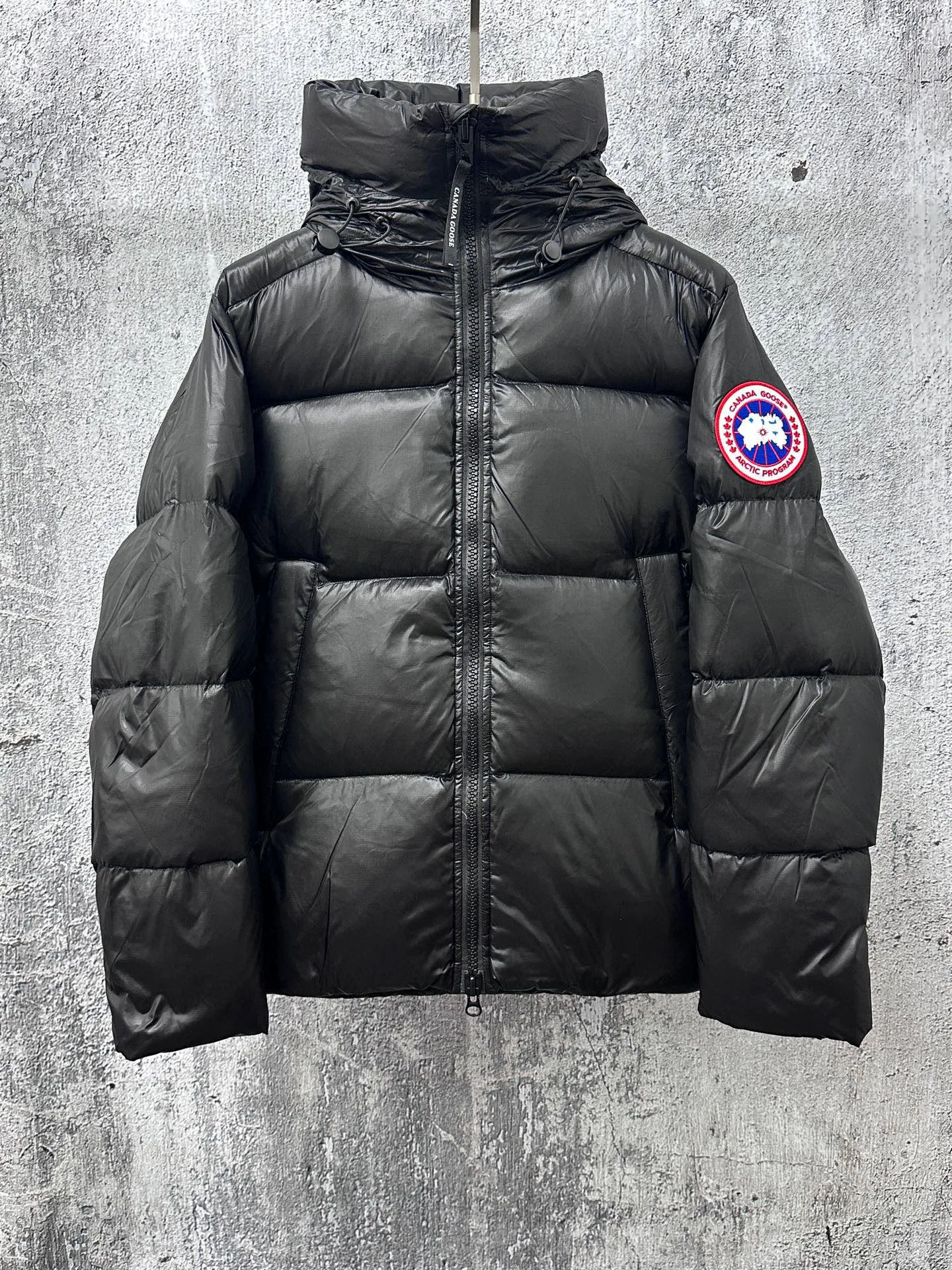 P780 [𝘾𝘼𝙉𝘼𝘿𝘼 𝙂𝙊𝙊𝙎𝙀] Canada Goose's limited new Crofton puff down jacket, top version, ceiling level Crofton soft loaf, 2024 latest style, cold protection effect up to level 4, using recycled Feather-Light tear-resistant fabric, ultra-light, no weight on the upper body at all! The unique black label highlights your temperament‼ ️ Canada Goose, a Canadian brand, has always been recognized as the warmest down jacket. Various Instagram celebrities, Internet celebrities, and celebrities often wear it for street photos. I make Canada Goose every year, but I still can't get rid of my love for it. No matter how cold the days are, there is no need to be afraid, because there is! Filled with 90% white duck down, it is the legendary warmest down jacket and is known as a must-have for Arctic outdoor sports! The most popular down jacket in the world, celebrities are rushing to buy it, it is a must-have!  Size: S~XXL